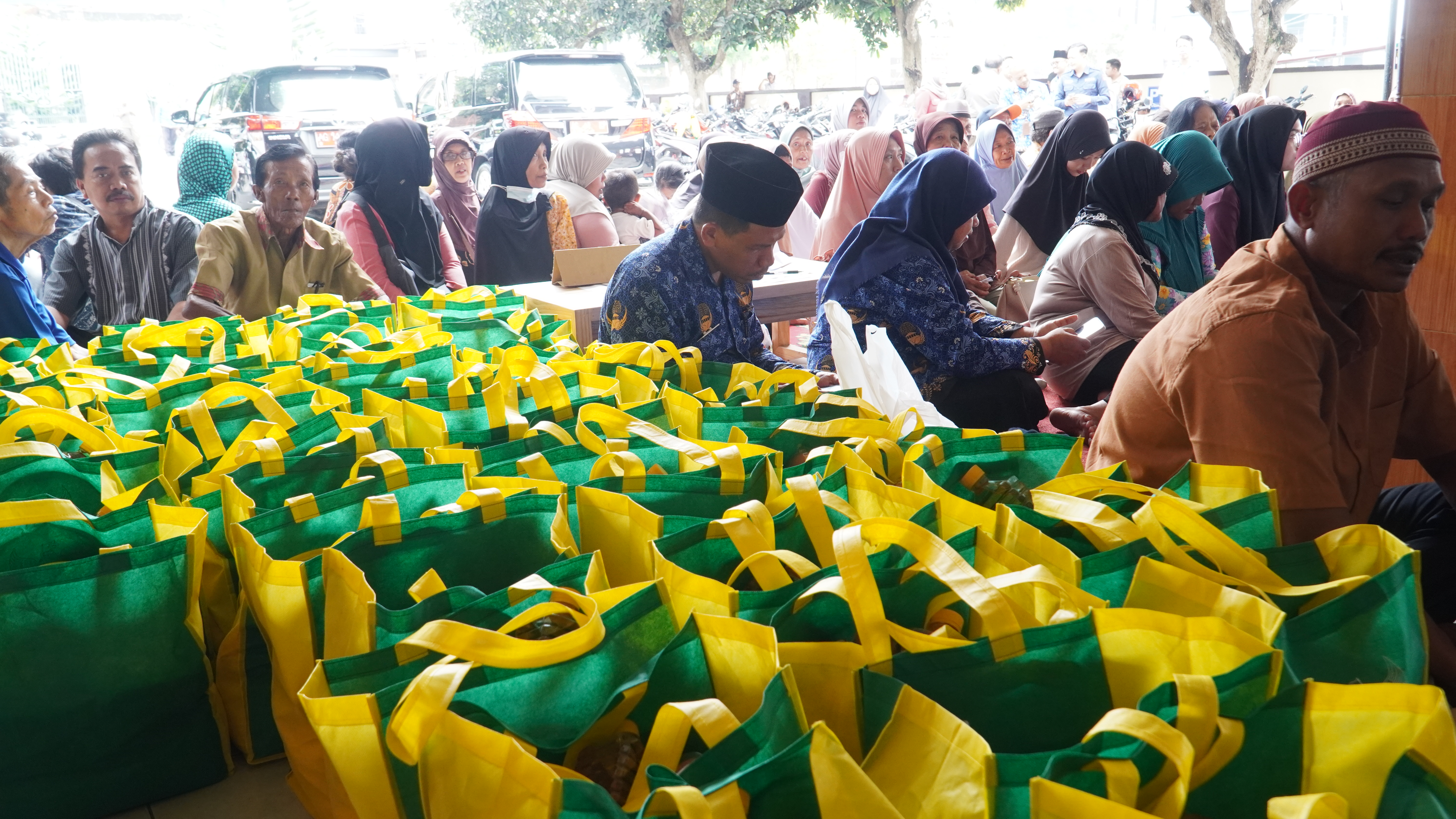 17 Desember 2024 - Penyerahan  Bantuan Sembako baznas  kepada Fakir Miskin di Masjid Baitul Anwar Kel.sUKOREJO