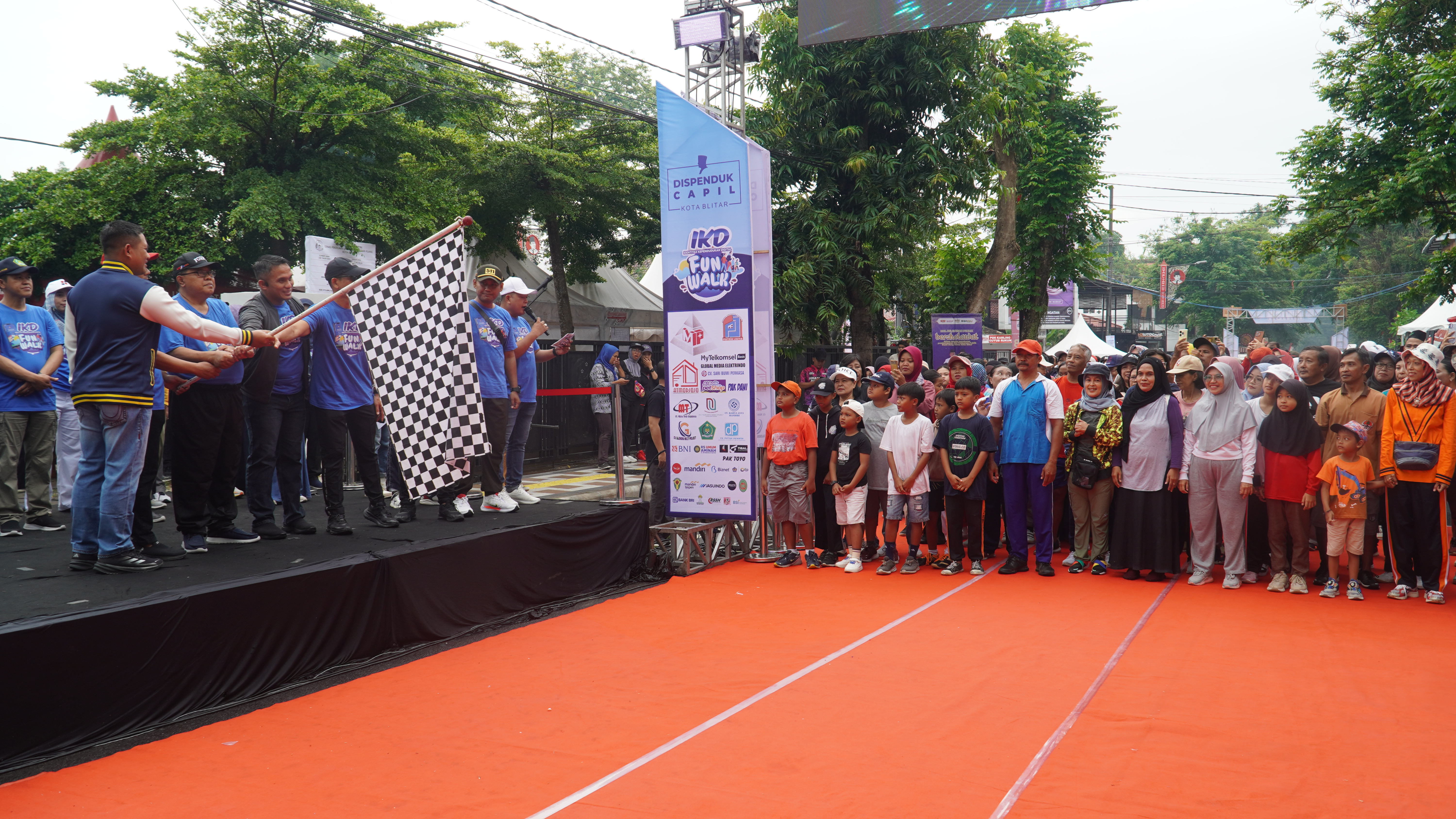 22 Desember 2024 - Jalan Sehat &amp;amp; Deklarasi Pemanfatan IDENTITAS KEPENDUDUKAN DIGITAL (IKD) di depan MPP Kota Blitar