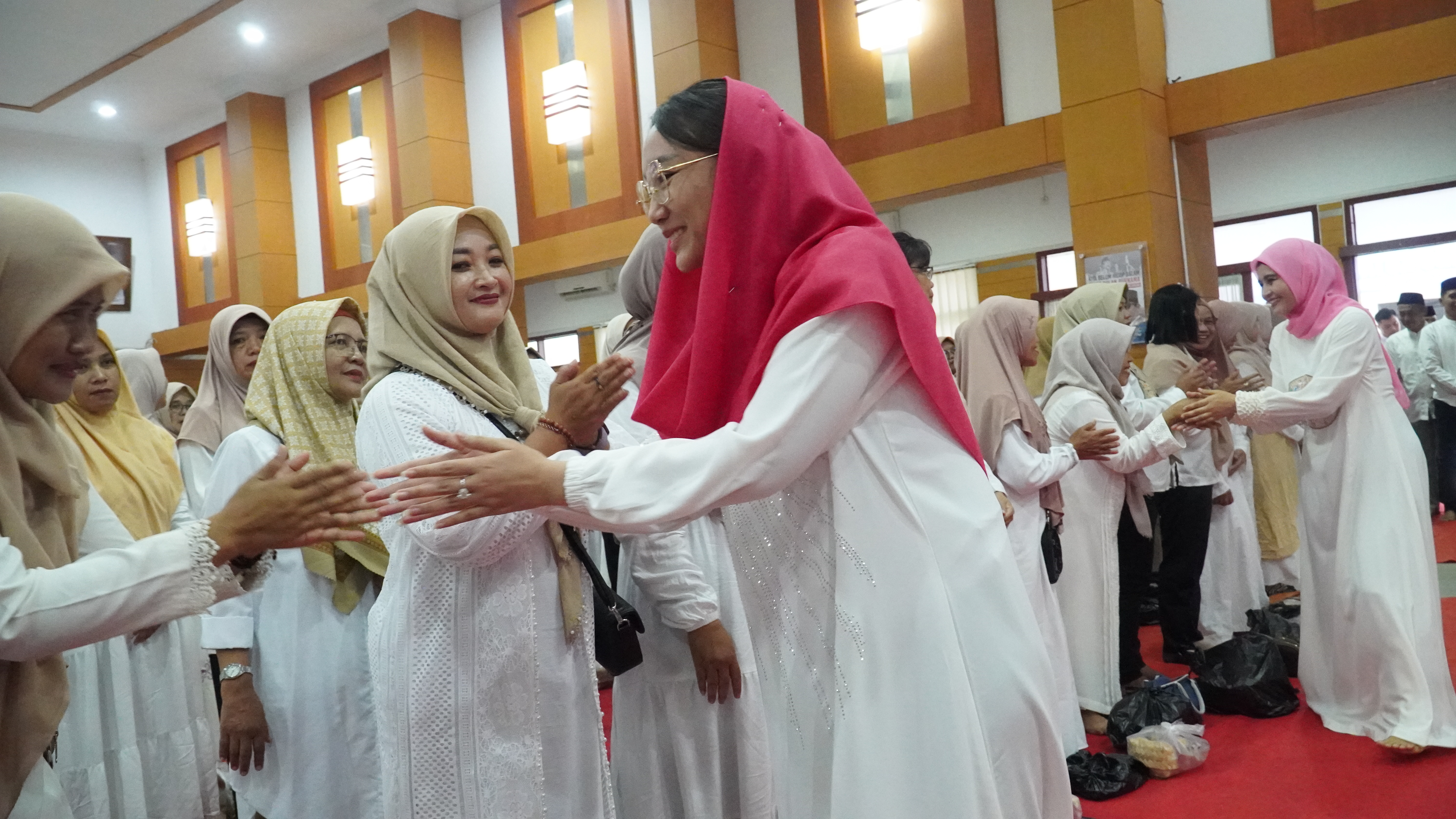 25 Maret 2025 - Penyerahan bingkisan simbolis pada Kader Posyandu se-Kota Blitar