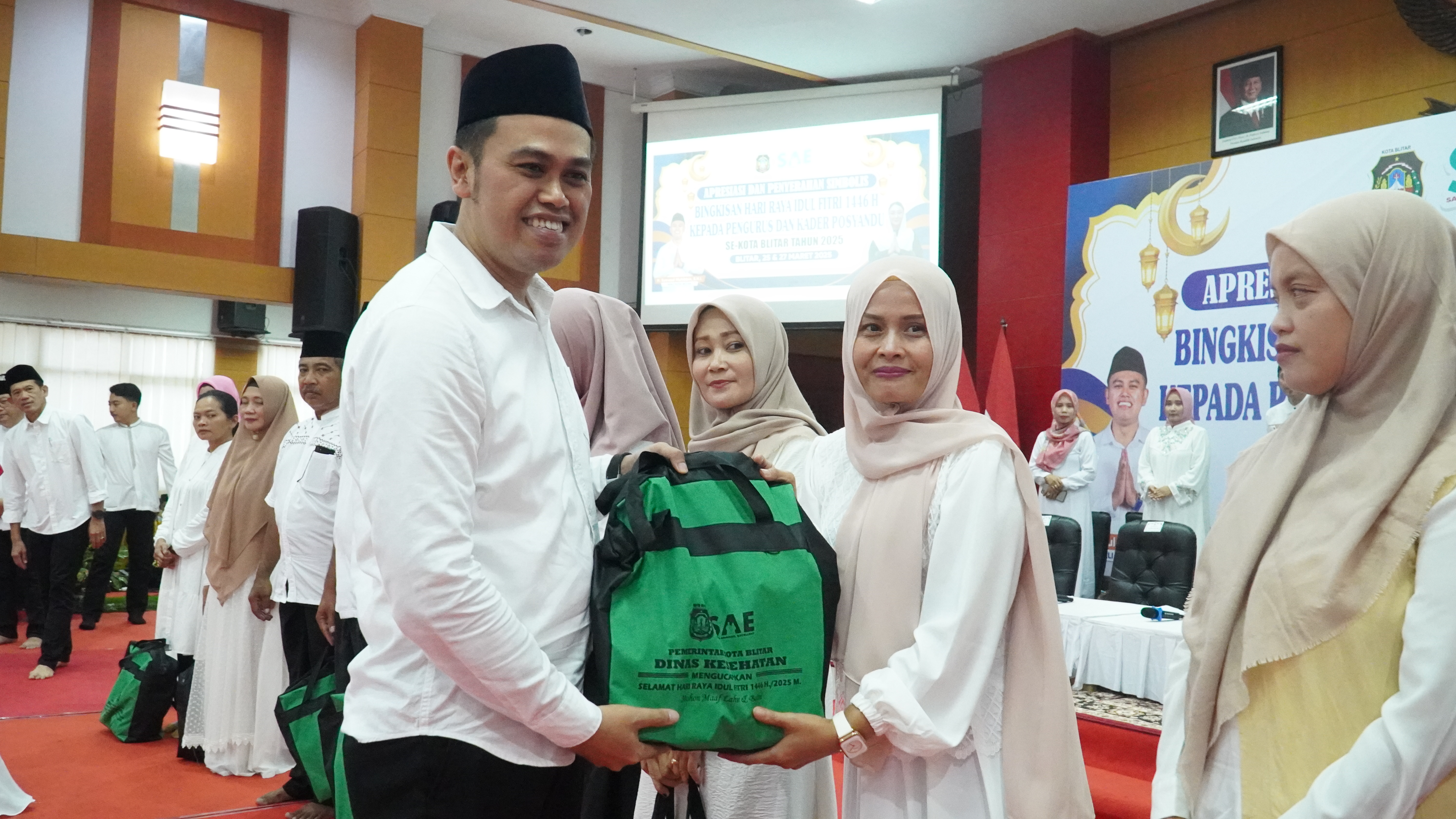 25 Maret 2025 - Penyerahan bingkisan simbolis pada Kader Posyandu se-Kota Blitar