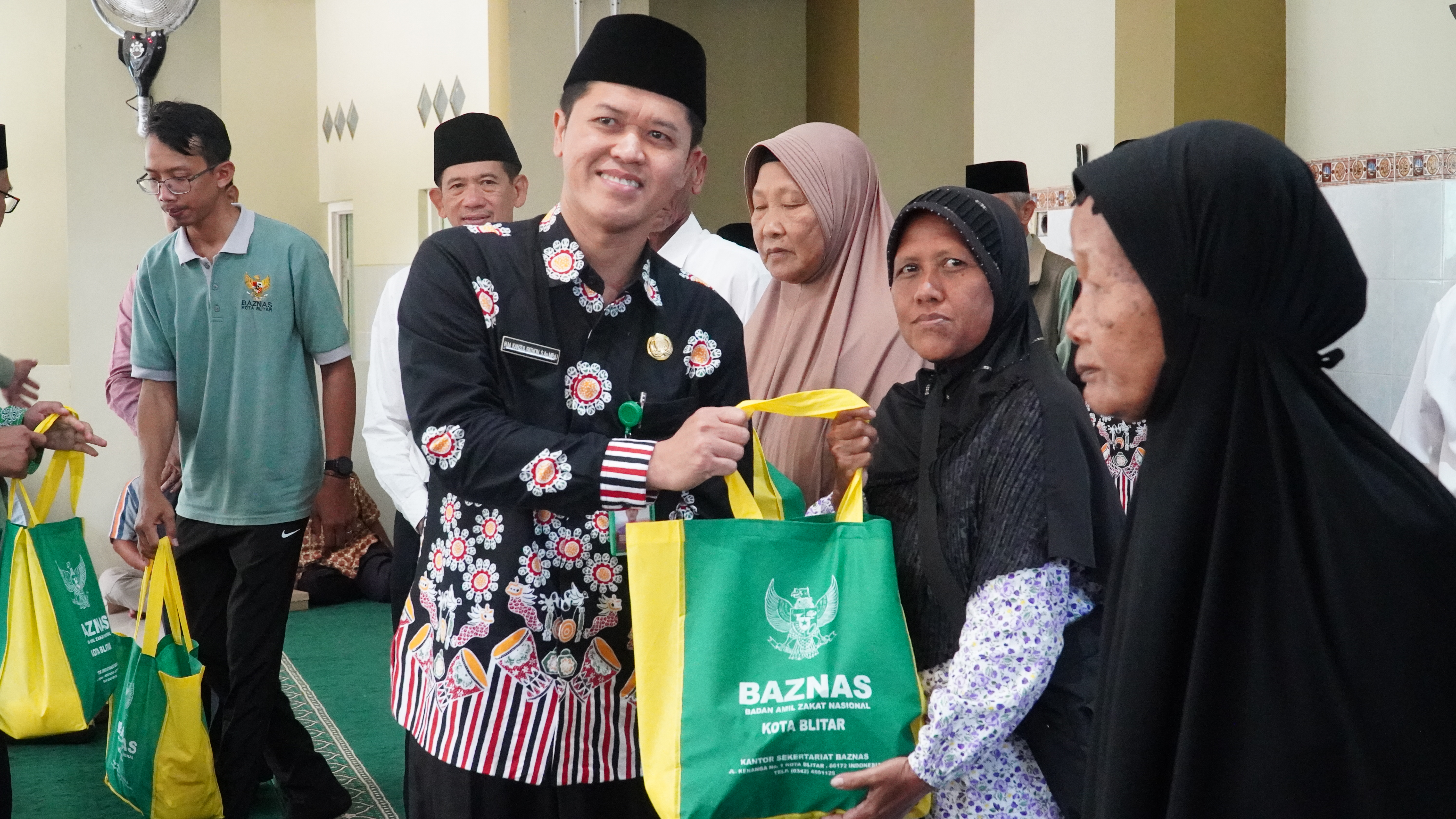 19 Desember 2024 - Penyerahan SEMBAKO BAZNAS (KEPANJENKIDUL) di Masjid Baiturahaman  Kemenag kOTA Blitar