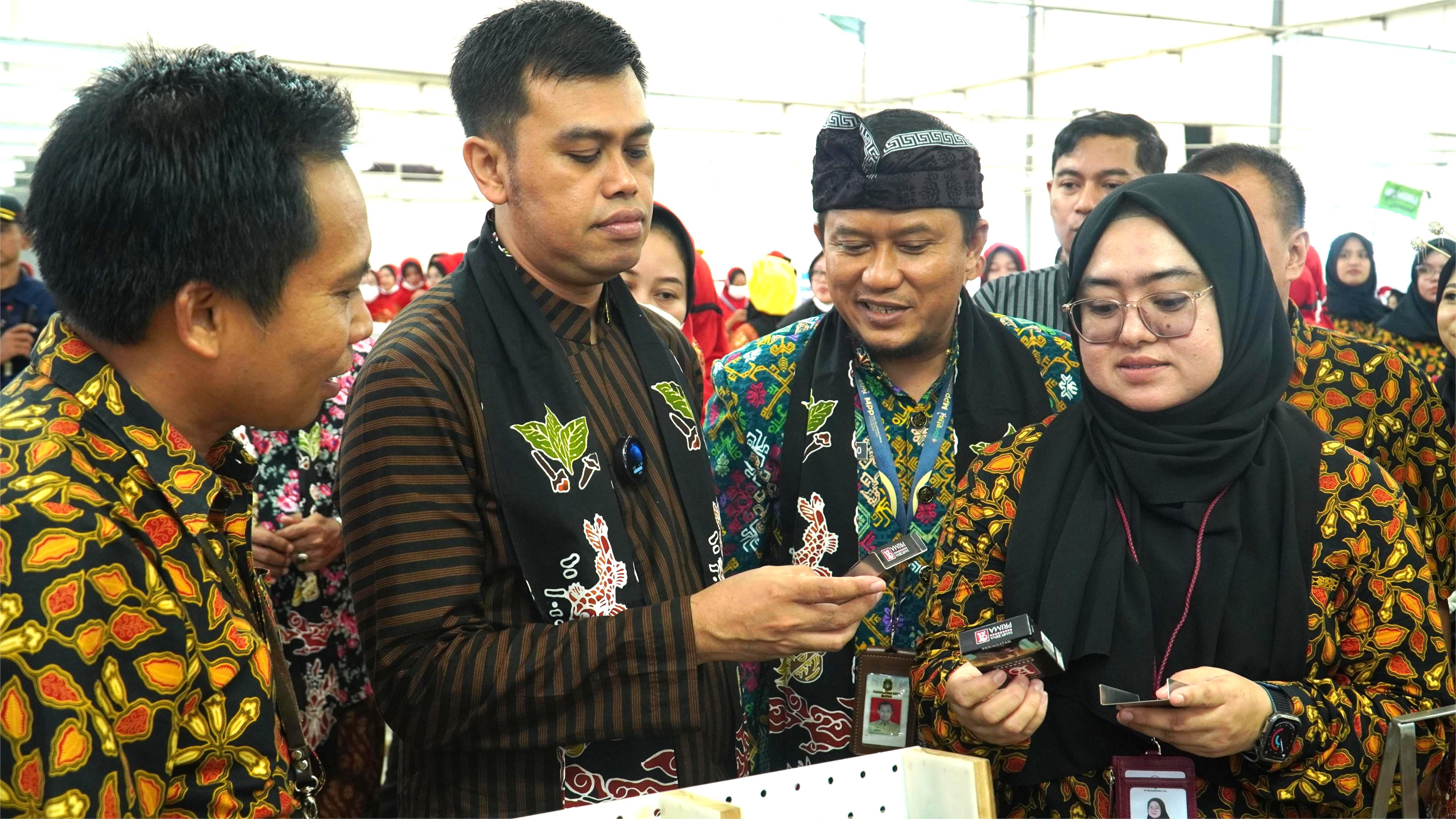 11 April 2025 - Penyerahan Simbolis BLT Rokok PT HM SAMPOERNA di PT HM Sampoerna Jl.Mojo Sawur 11 Sanankulon
