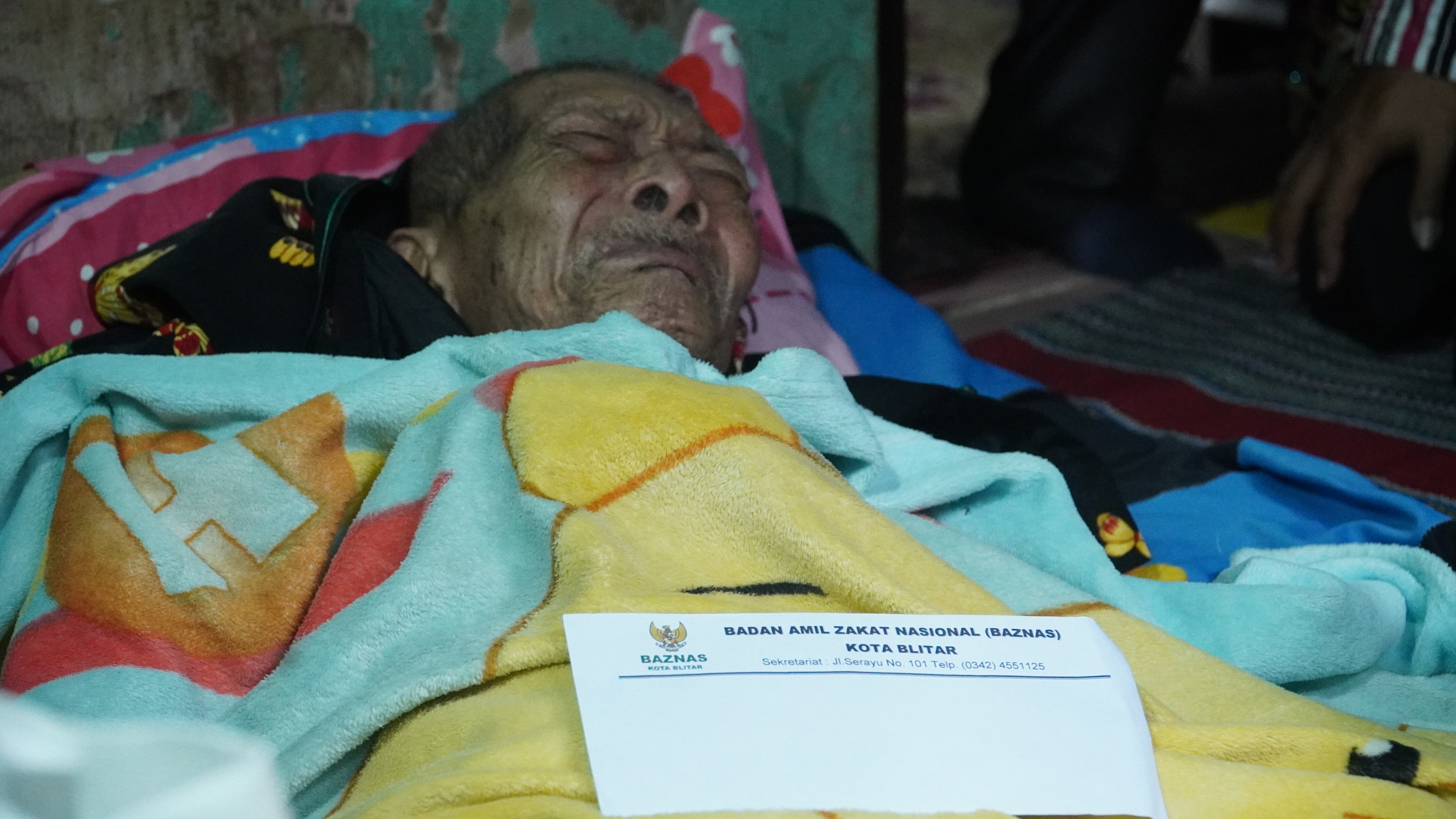 11 April 2025 - Penyerahan Bantuan pada warga sakit (Bapak KASIRIN ) di Jl. Jati RW 03 RT 12 Turi