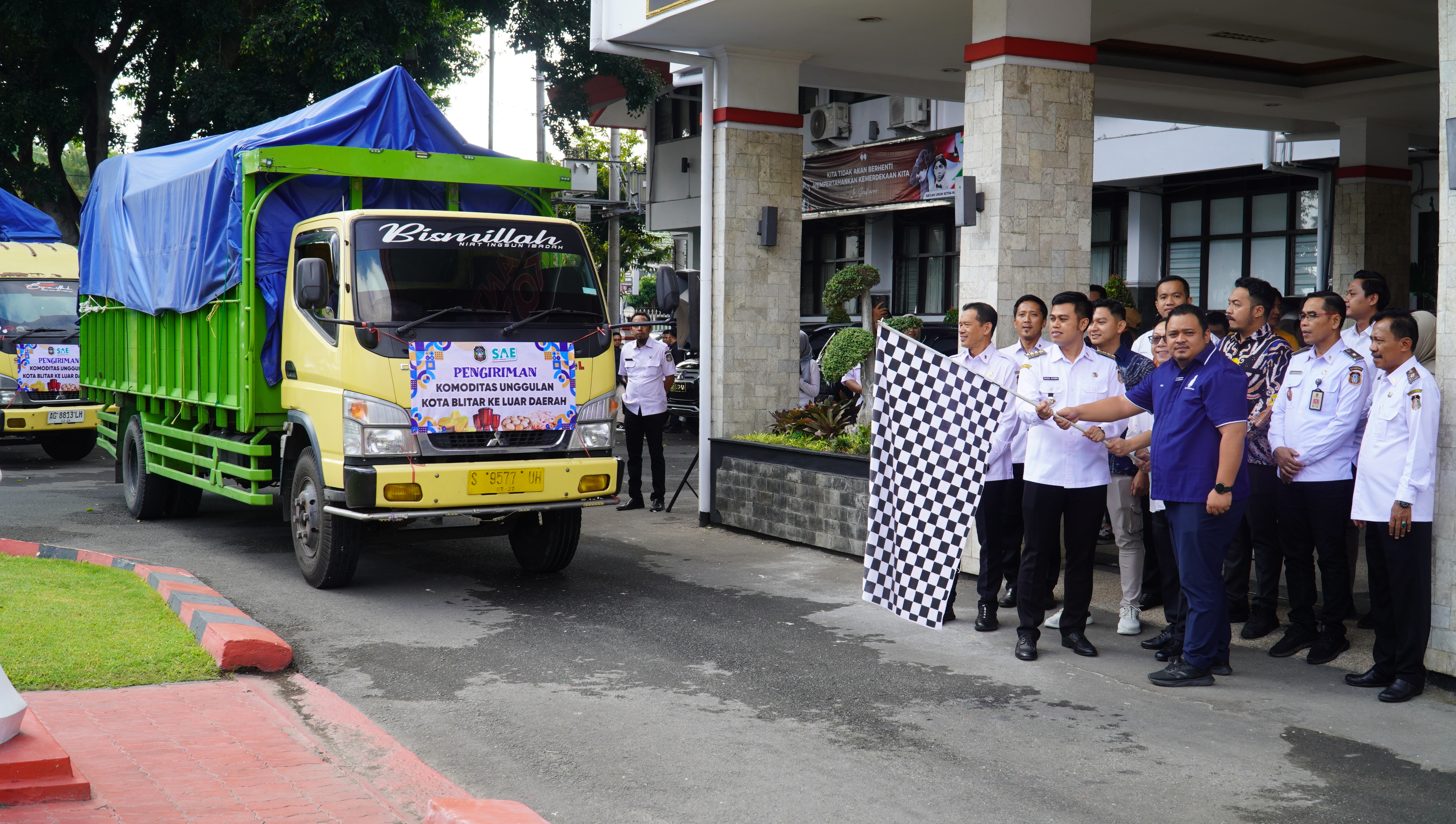 15 Oktober 2025- Pemberangkatan Produk Komoditas Unggulan Kota Blitar Keluar Daerah