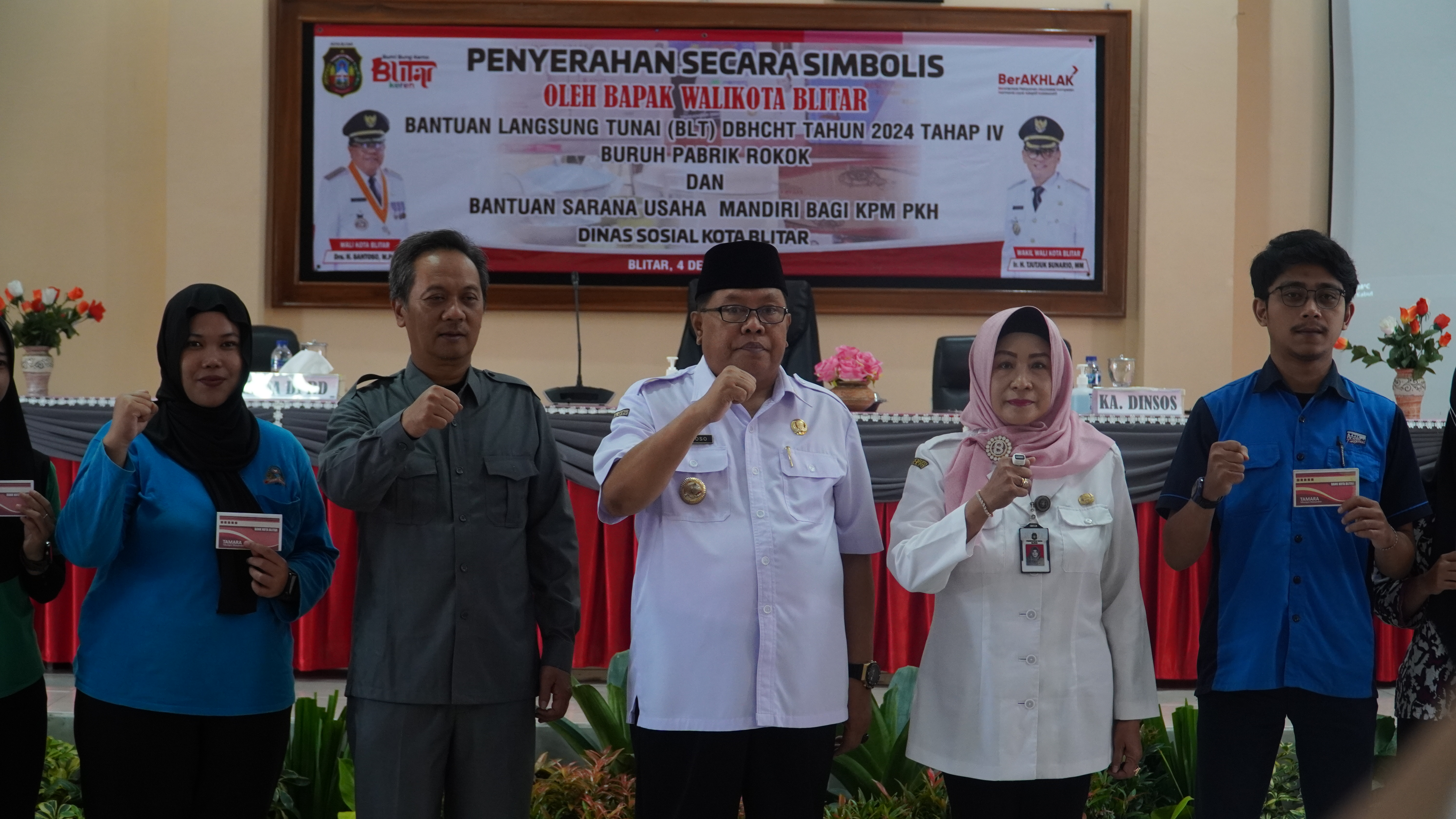 4 Desember 2024 -  Penyerahan Bantuan Alat Usaha dan BLT dari DBHCHT Tahun 2024 di aula DINSOS