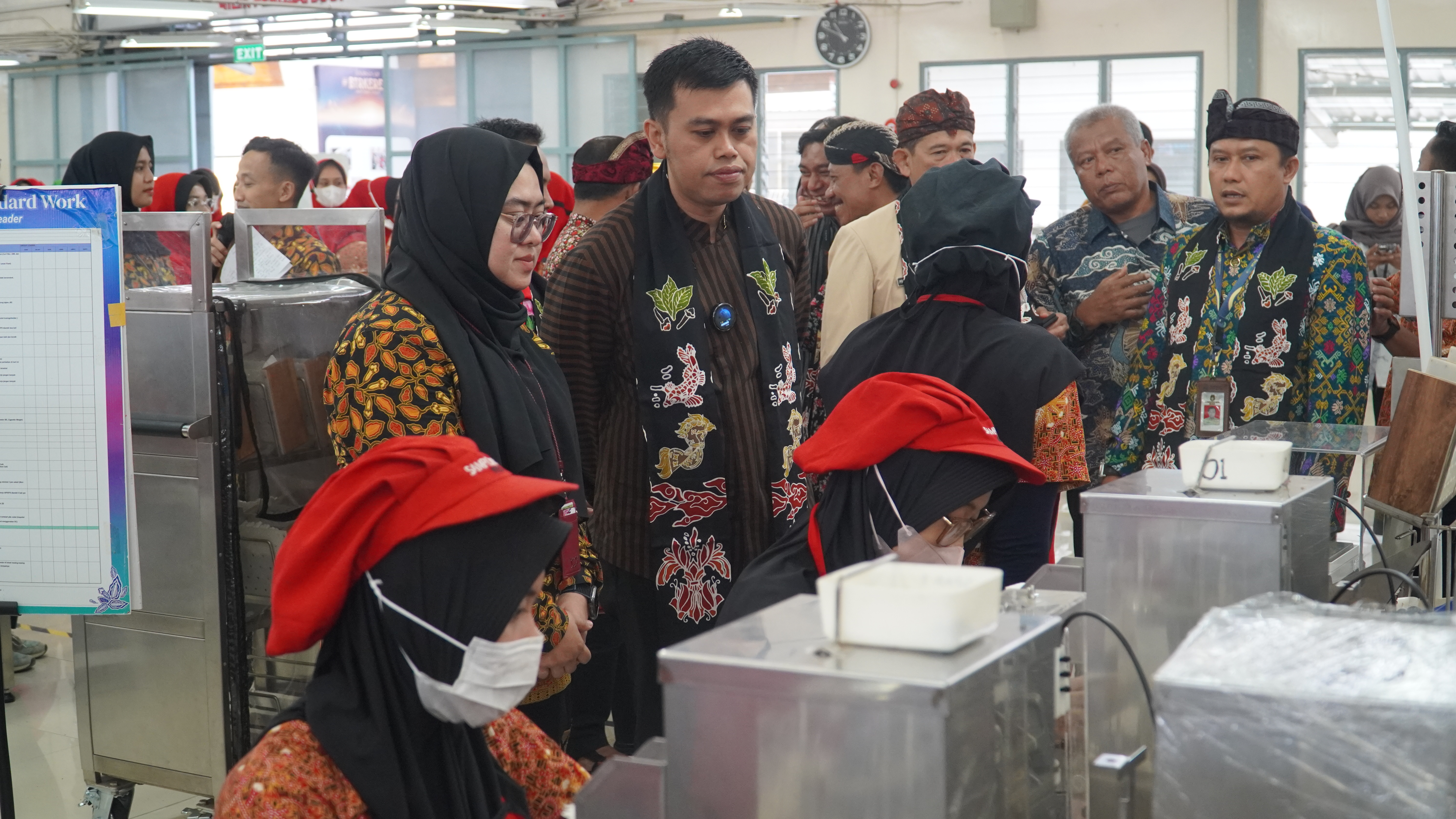 11 April 2025 - Penyerahan Simbolis BLT Rokok PT HM SAMPOERNA di PT HM Sampoerna Jl.Mojo Sawur 11 Sanankulon